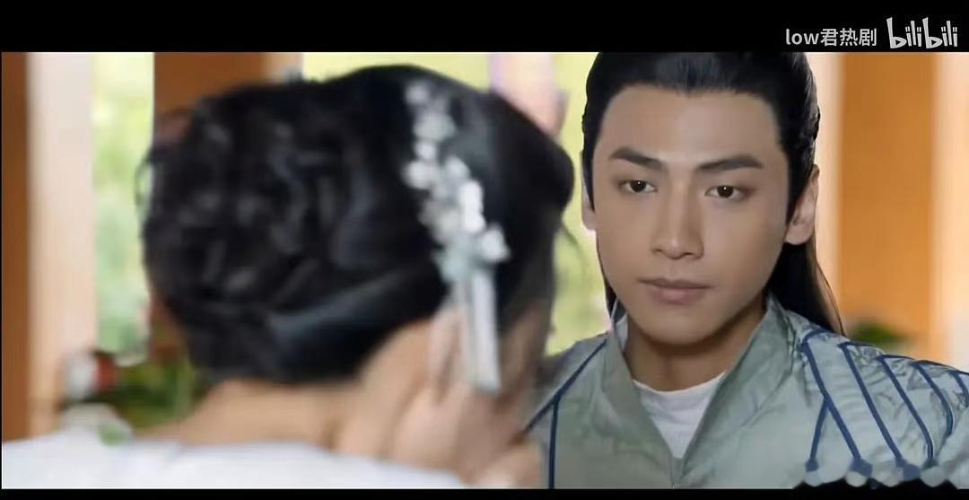 有点好奇罗云熙是怎么把脸上的骨头瘦下来的？ ​​​