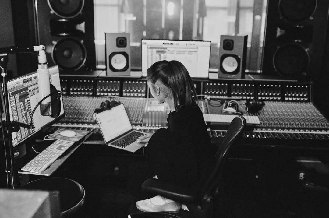 【🆘】Ariana Grande发布一连串在录音室工作的照片！「AG8」真的要