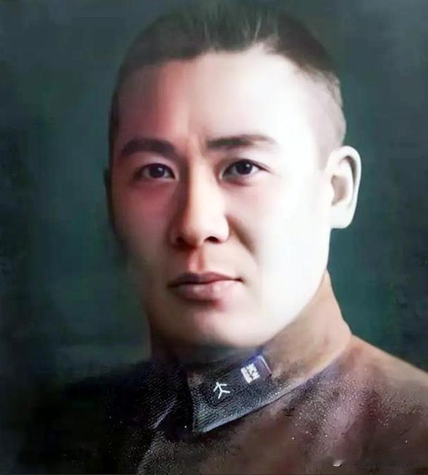 杨遇春黄埔三期出身，红军师长，因为政委杀了他父母，夜杀政委投蒋，庐山血战痛击冈村