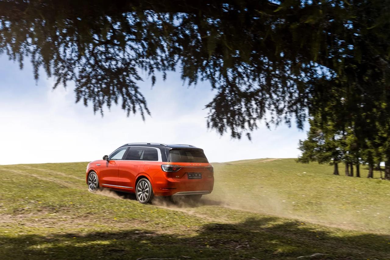 对问界M9倾心瞬间
赛力斯汽车搭载的遥控泊车与自动泊车技术，为许多驾驶者，尤其是