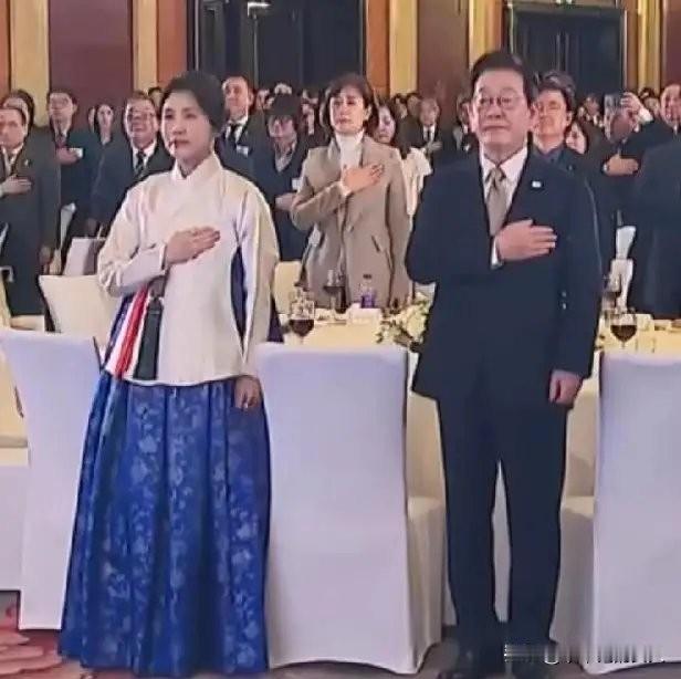 求解！
李在明访华到底带了什么礼物🎁？
跟我说的，我给大家发个红包。[捂脸]