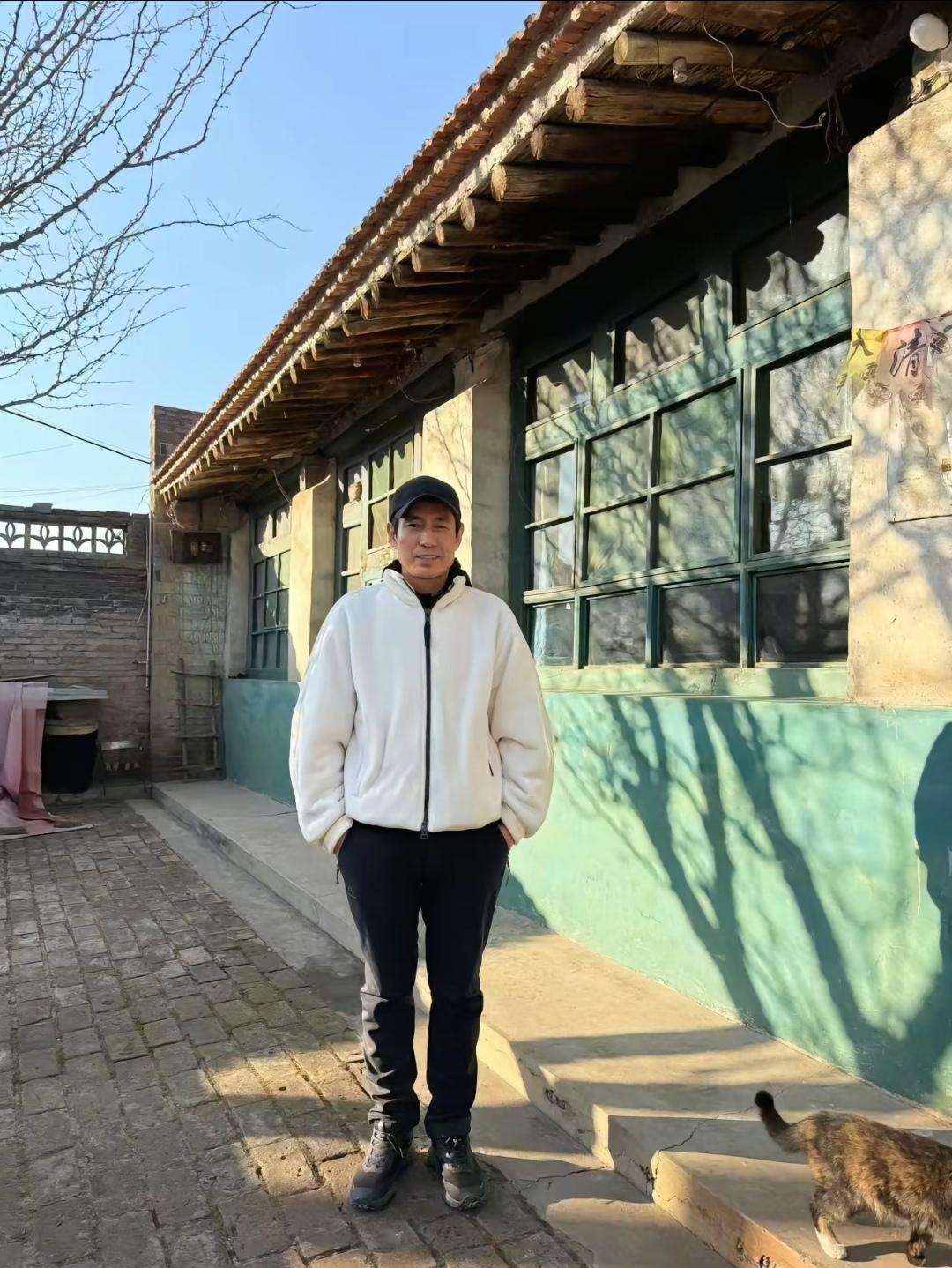 12月30日，成泰燊现身山西交城老家了，到村里的院子里看看，也是一种乡情。

成