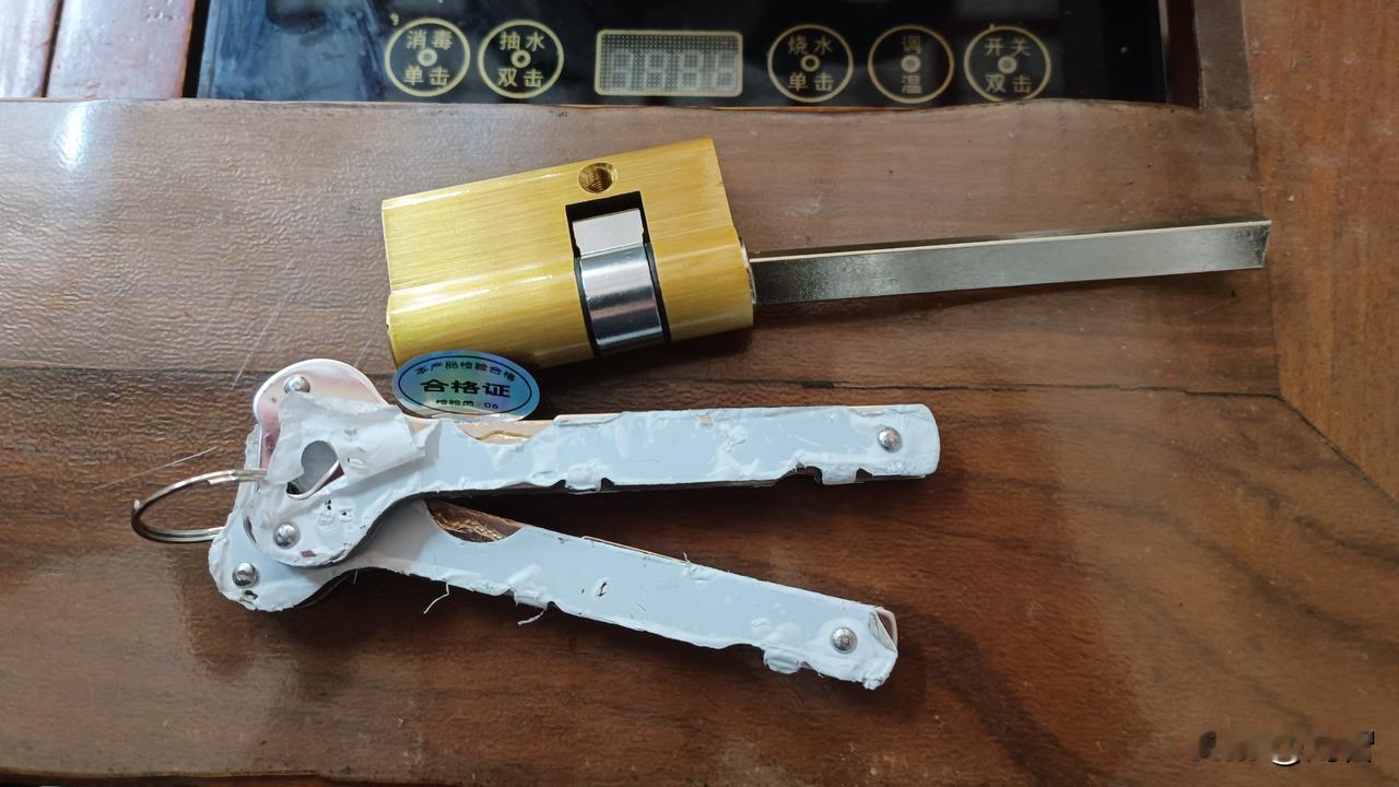 就比如指纹锁的锁芯，有些用铁的材料，有些用铝的材料，还有不锈钢的和铜的，他们的价