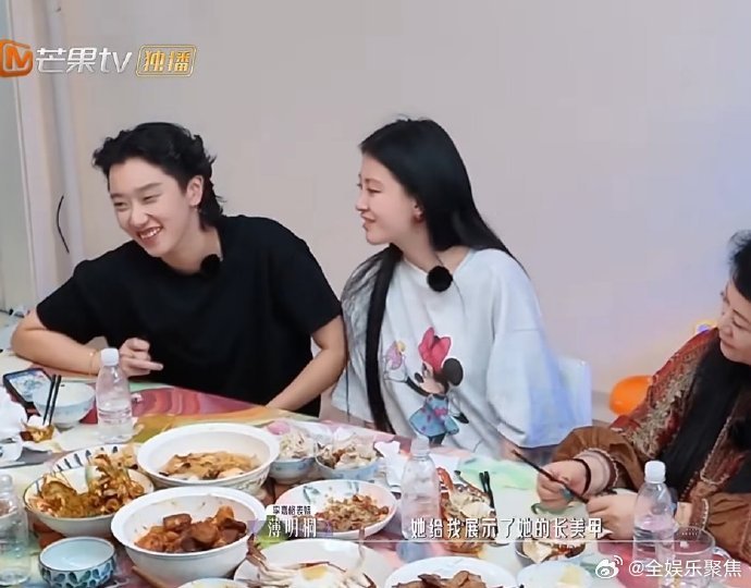 李嘉格离婚后做长美甲 《爱的修学旅行》李嘉格表妹说有一天李嘉格给她展示长美甲，自