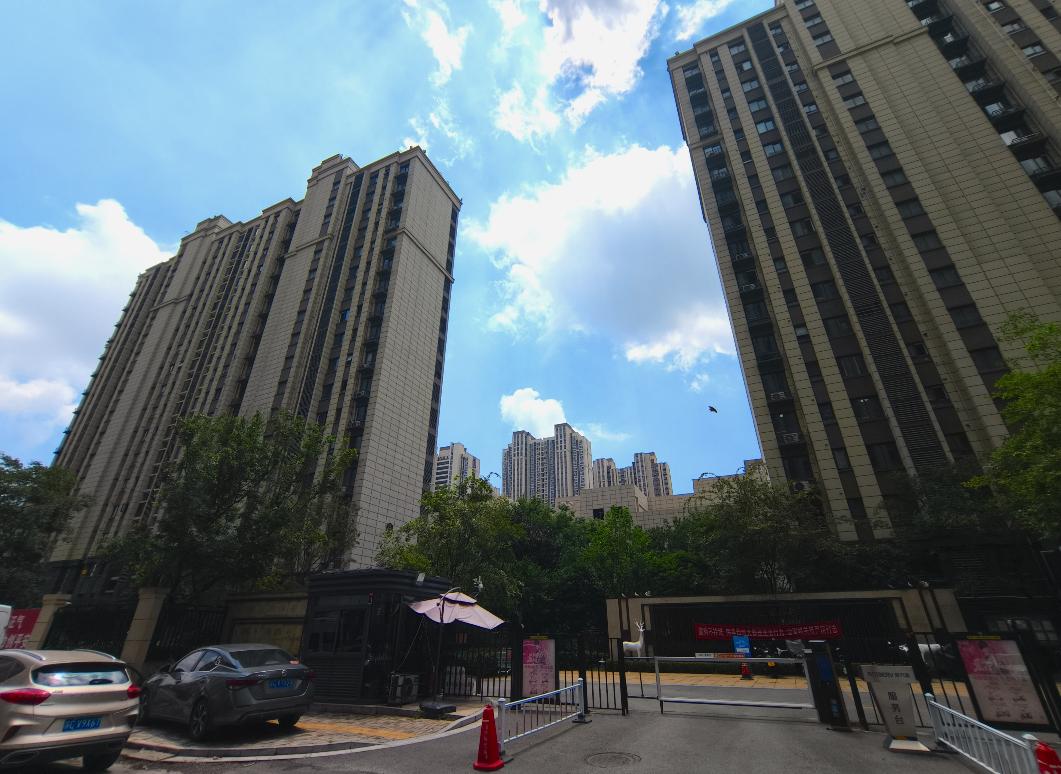 7 月下旬正式入伏，徐州连续多日被高温笼罩，午后户外地表温度轻松突破 35℃，走