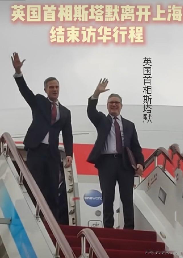 很会“抢镜”的部下，即将进入飞机舱的这一刻，本来回头挥手致意的是首长专属的镜头，