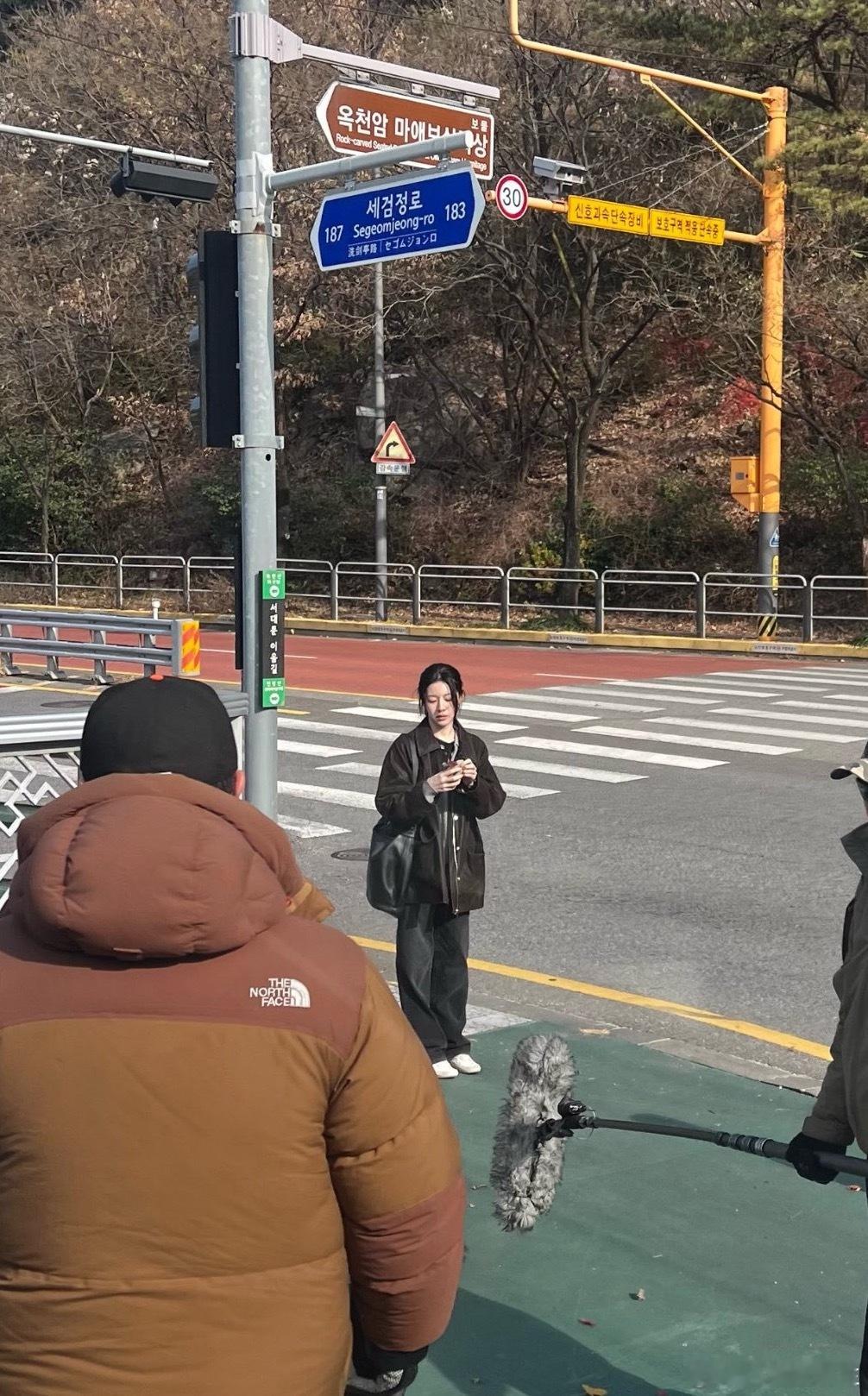 251202高允贞《每个人都在和自己的无价值作斗争》路透～好美😻 