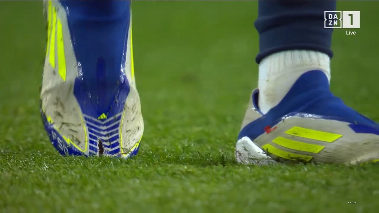 亚马尔的鞋子在比赛中被撕破了，他要求更换。 ​​​