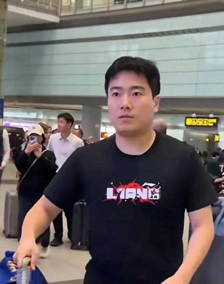 我好奇去查了查梁靖崑的家庭情况，不查不知道，一查吓一跳，原来，梁靖崑是妥妥的富二