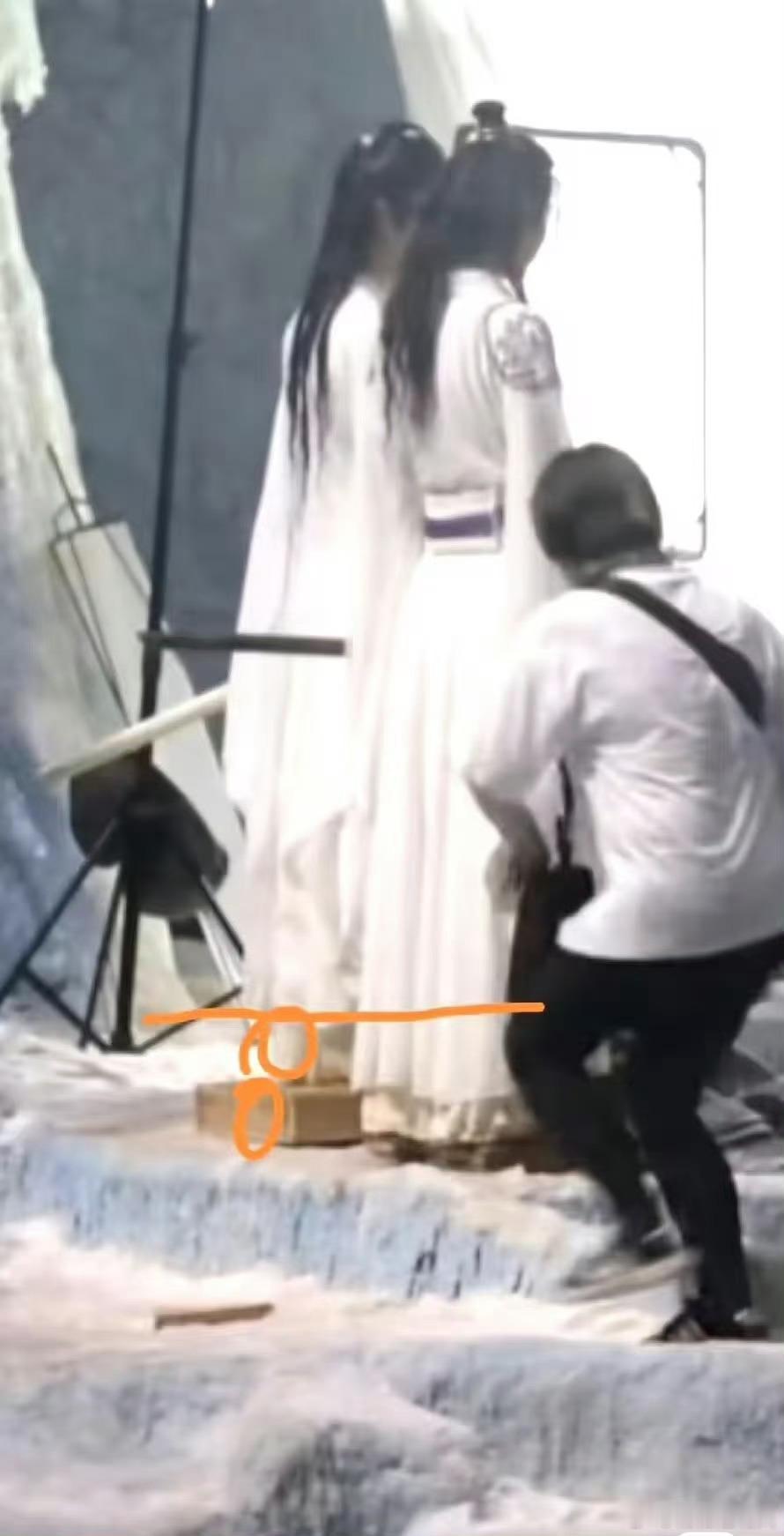 那个增高台还是挺醒目的，桶姐这回不说三阿哥又长高了 ​​​