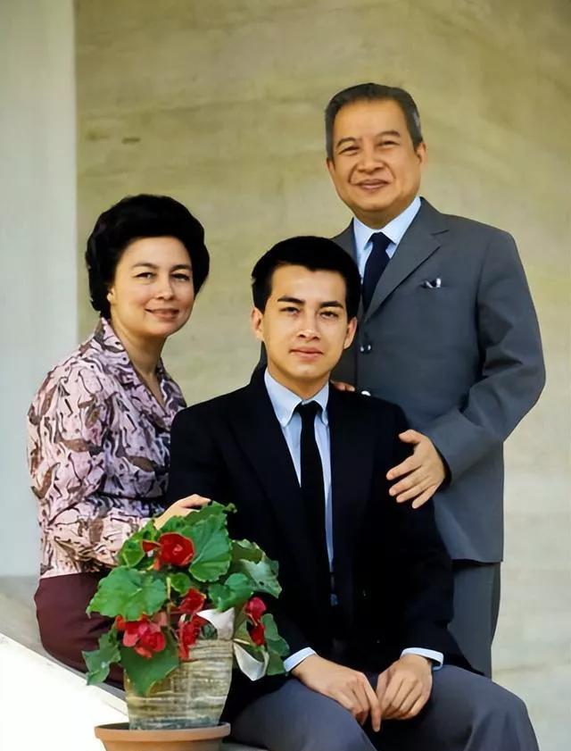 一位流亡国外、被废黜的国家元首，既不是共产党，也不属于社会主义阵营，为何能在中国