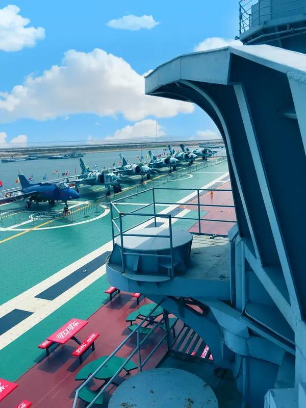 航母与武库舰协同模式优势显著。
从功能互补看，航母是编队核心，靠歼 - 35隐身