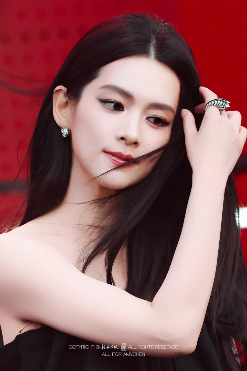 陈昊宇、田曦薇、喻言、章若楠、卢昱晓、刘宇、喻言、檀健次芭莎红毯生图 ​​​