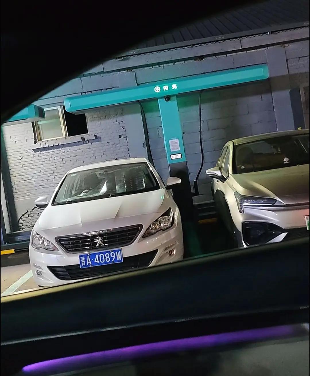 五分钟充好，九分钟充饱。兆瓦闪充虽好，方便了人们的出行，但是遇到这些没有素质的车