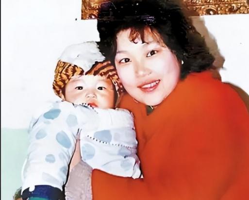 1988年，武汉一女老师怀胎十月，挺孕肚上课，突然腹痛不止，丈夫赶来一看，高兴说