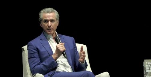 加州州长纽森今天写道：“别担心，美国！你们的油价在上涨——但特朗普赚得盆满钵满。