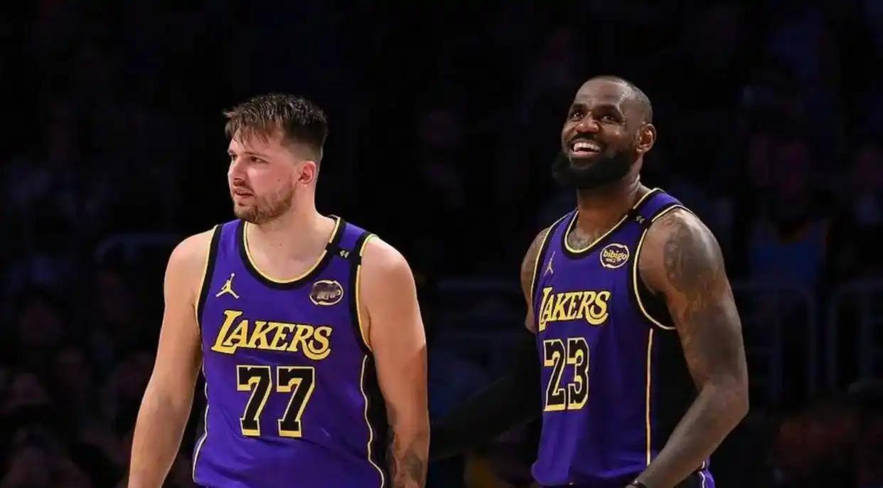 据名记沙姆报道，杜兰特很大可能在跟湖人的第二场比赛中复出，杜兰特参加训练队内赛的