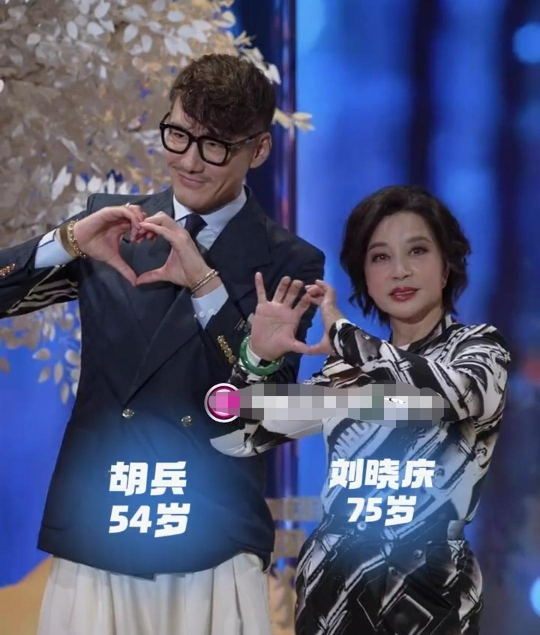 毫无疑问，75岁刘晓庆这状态没有人不会羡慕！演艺圈两位不老男神和女神的一次同台，