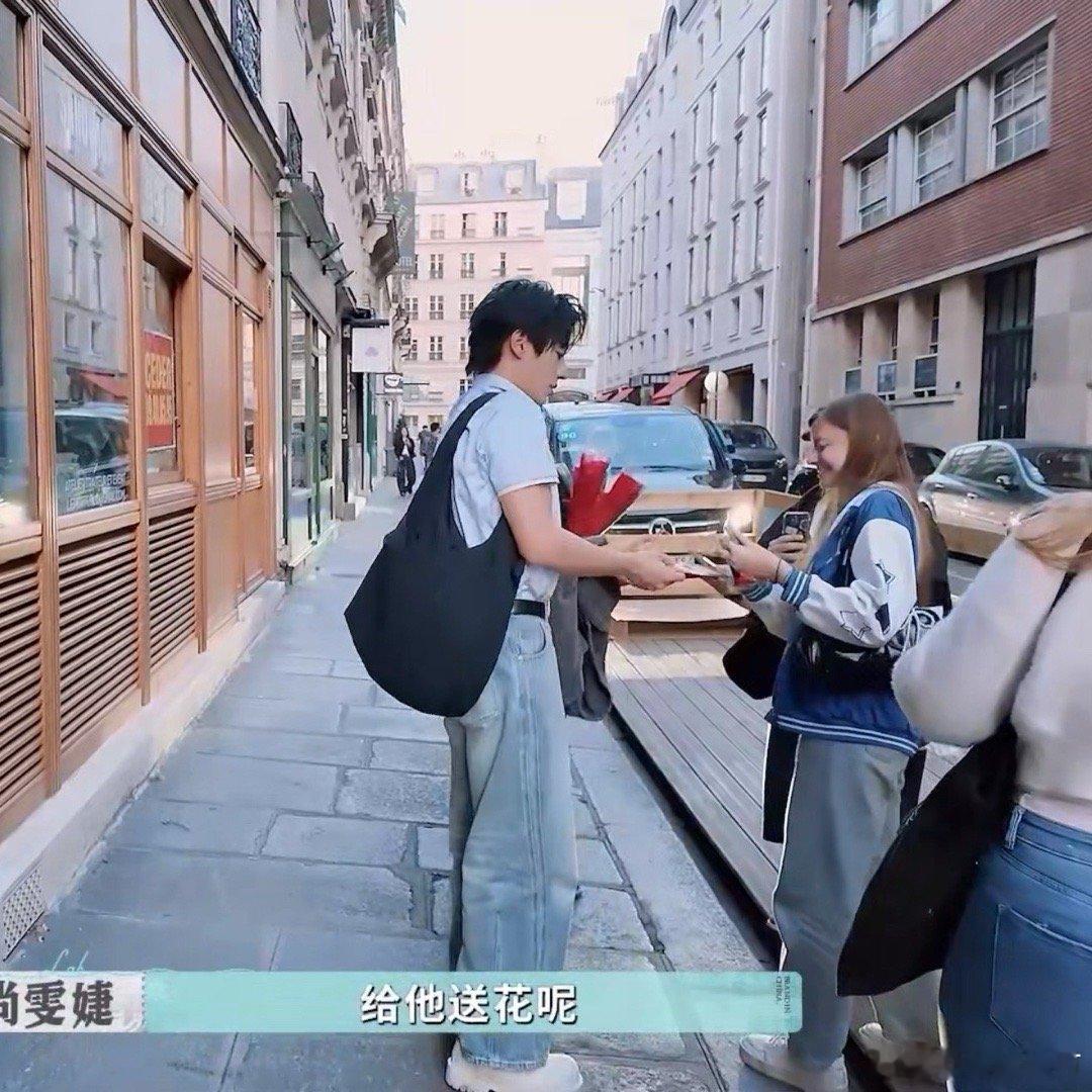 颜安余宇涵灵魂闺弟余宇涵一见到颜安就攥着对方的手晃个不停，眼里的兴奋藏都藏不住，
