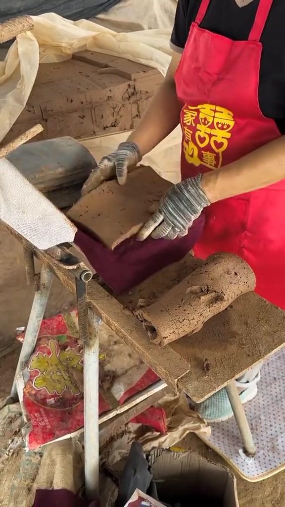 小时候总看爷爷和村里的老匠人砌墙盖房，他们用泥灰刀、夯土器具一砖一瓦建起家的模样