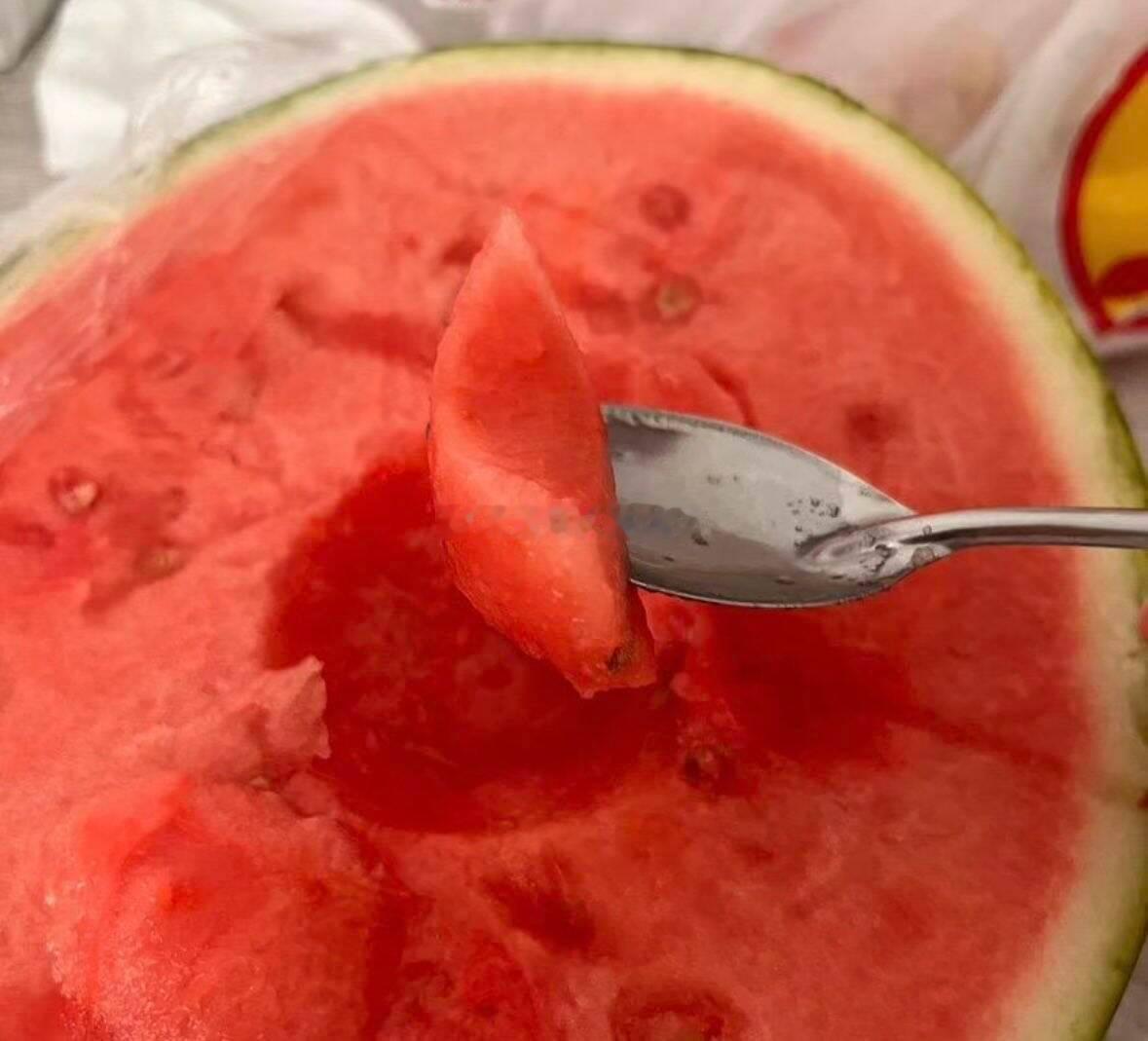 给团队的每个小伙伴都安排了解暑神器——冰镇西瓜第一口粉丝朋友们先吃