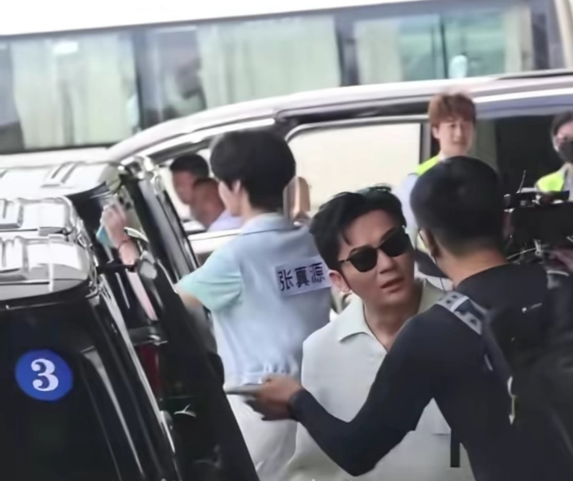 白鹿到底做错了啥不知道有没有做错什么，反正在看节目的时候是真恼火。游戏要么不玩，