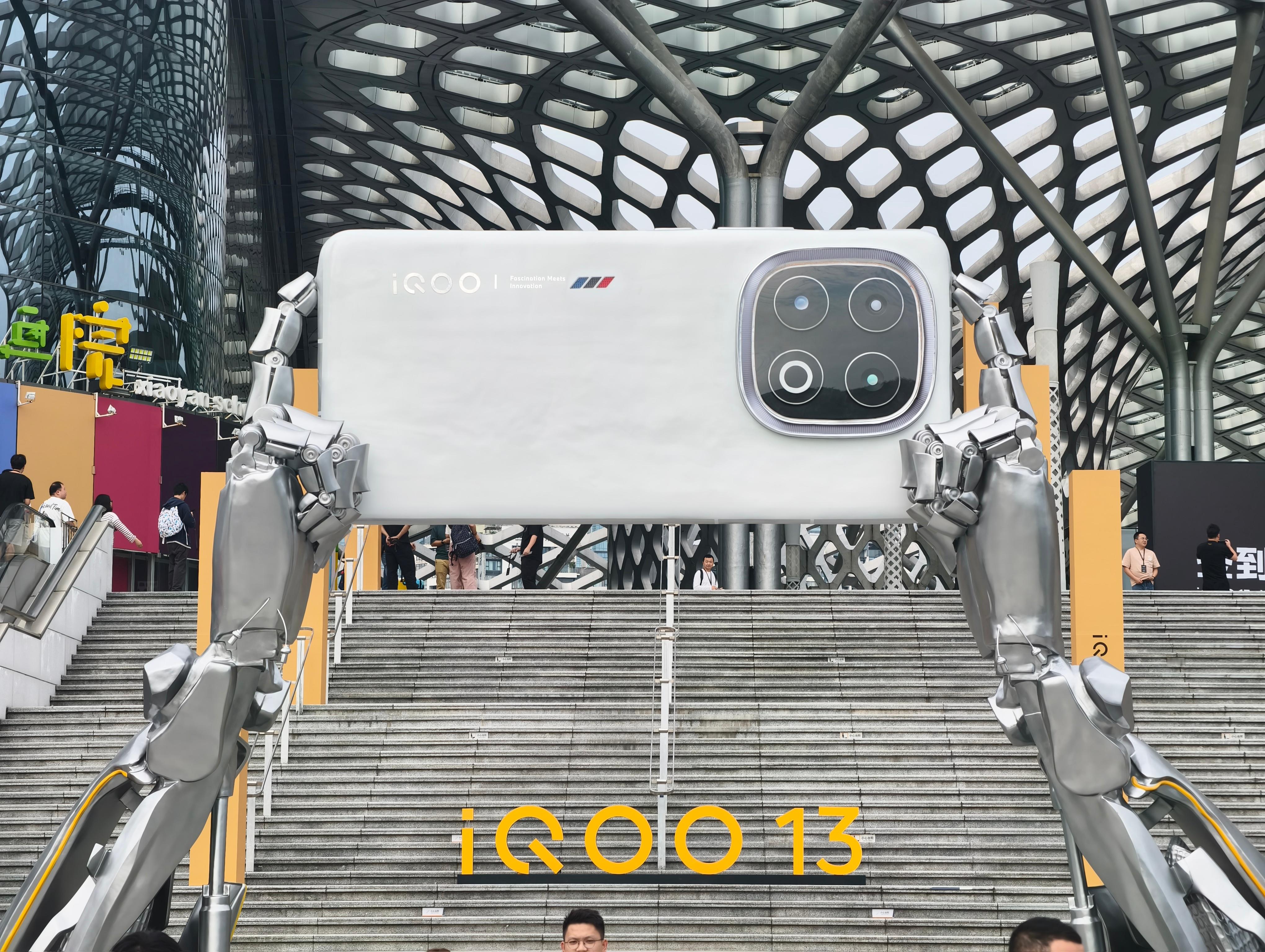 到iQOO 13发布会现场了，门口放了一个超大的iQOO 13模型机，这机器主打