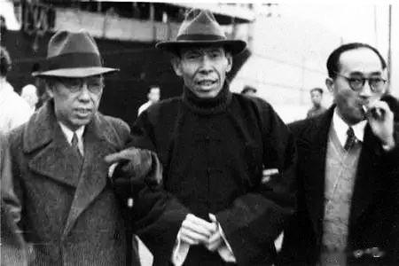 没事的时候，杜月笙也经常去光顾一下舞场。但是，他只呼唤舞娘，陪坐谈笑，却不下舞池