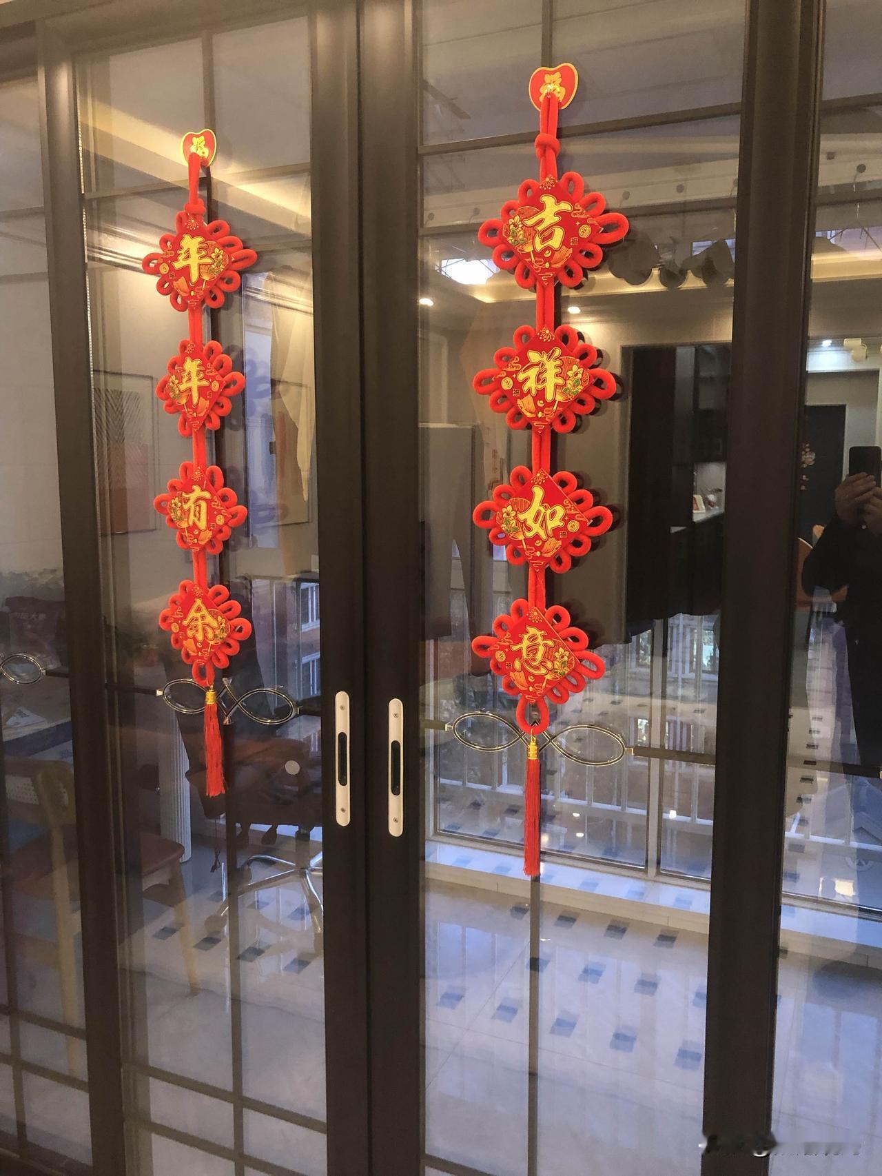 妈妈绝对是世界上最伟大的人。就说我妈吧，从我出生起，她就没睡过一个整觉。小时候我