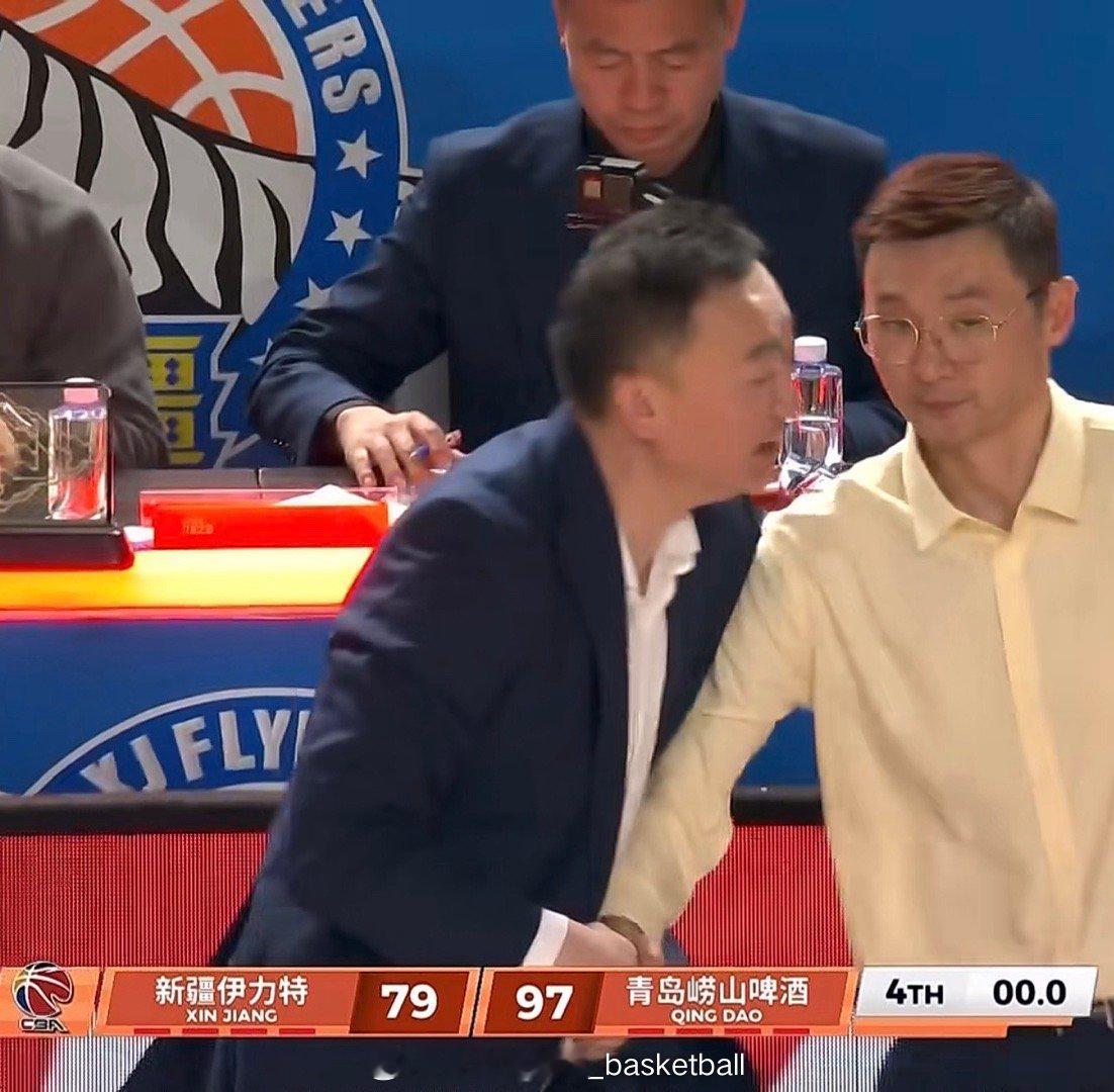 青岛男篮今晚队史首次在客场战胜新疆男篮，此前他们在新疆主场的战绩为0胜21负 