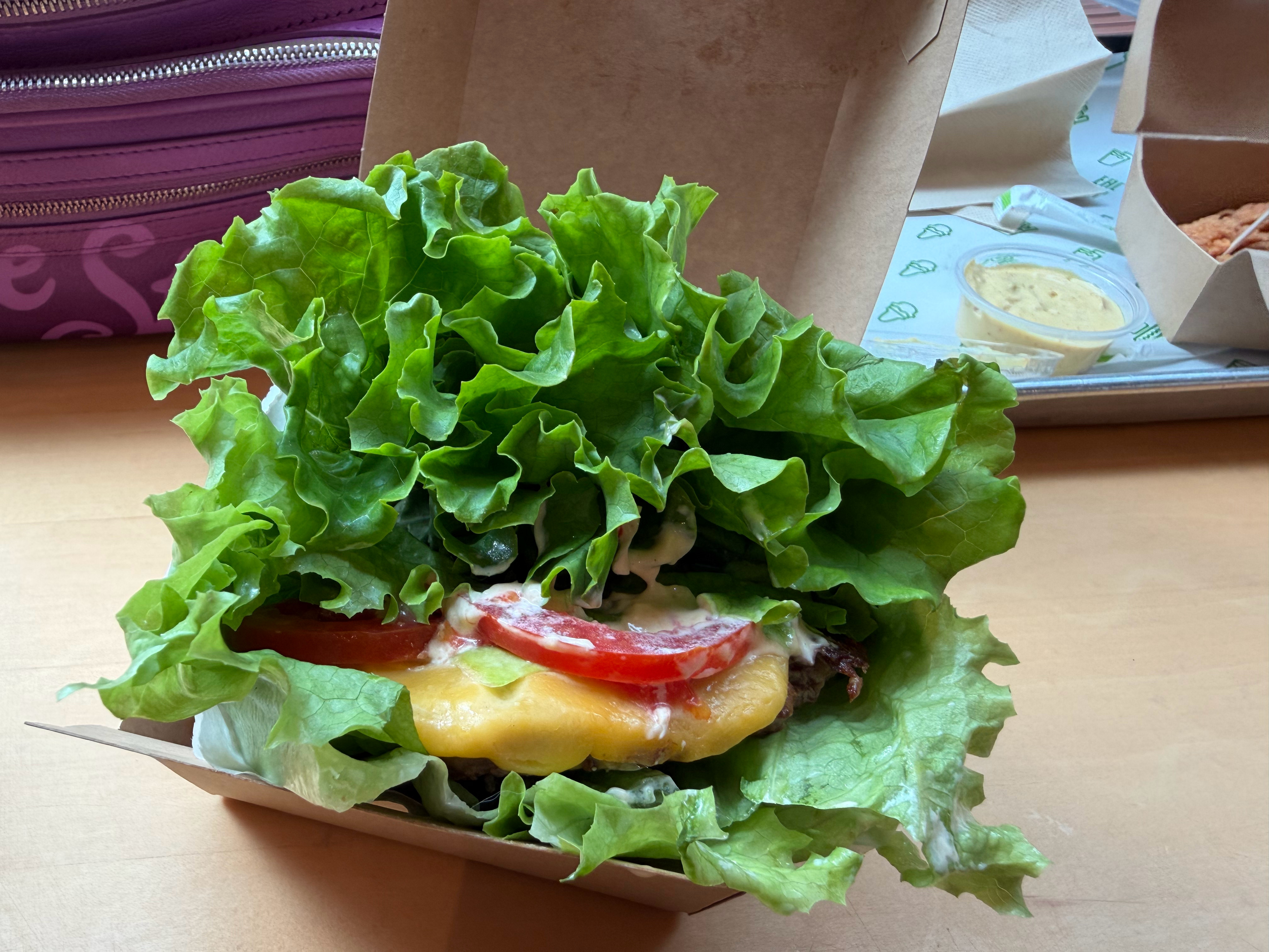 中午吃了个没有面包的生菜汉堡生菜叶子太大了……肉都看不到了