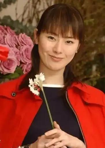 45岁女星家中孤独离世：那个‘铃兰’般的女孩，终究没被世界温柔以待！
谁能想到，