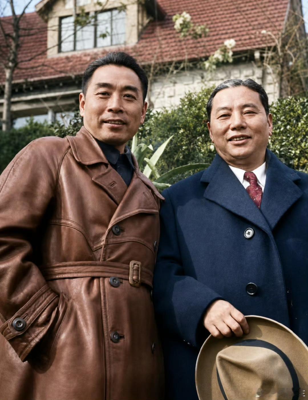 这张照片中的人物是周恩来与张群，拍摄于1940年代国共谈判期间。

人物身份与历