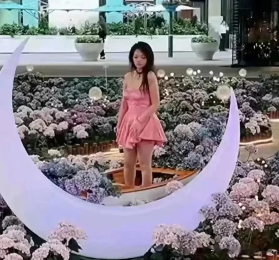 有人说，
她就是想动刀，
她导师和院长也不让的。

想起一个笑话，
A富豪请朋友
