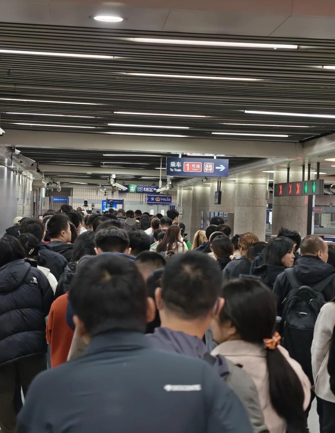 去国博，c口已经不能出了
D口排队情况[伤心]拥挤的地铁高峰