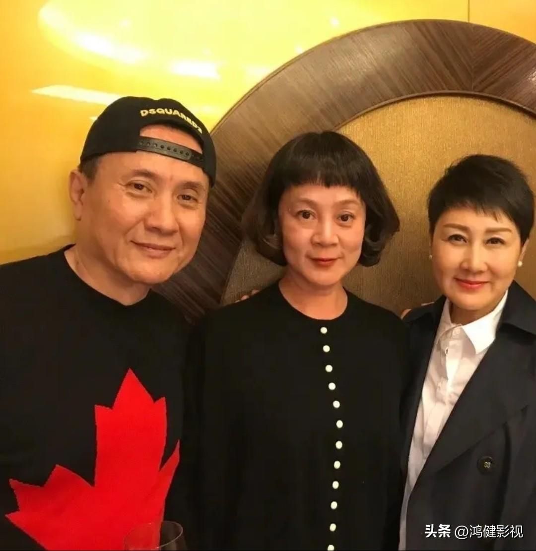 仔细看，相信你一眼就能认出老戏骨张凯丽，她一如既往的干练短发，显得既端庄又优雅。