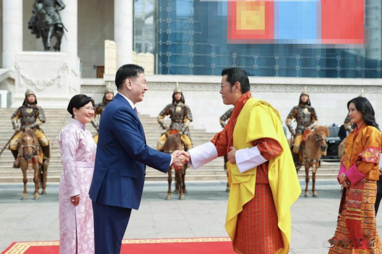 不丹国王7月9日对外蒙古进行国事访问。

因为印度的阻挠，不丹王国国王吉格梅·凯
