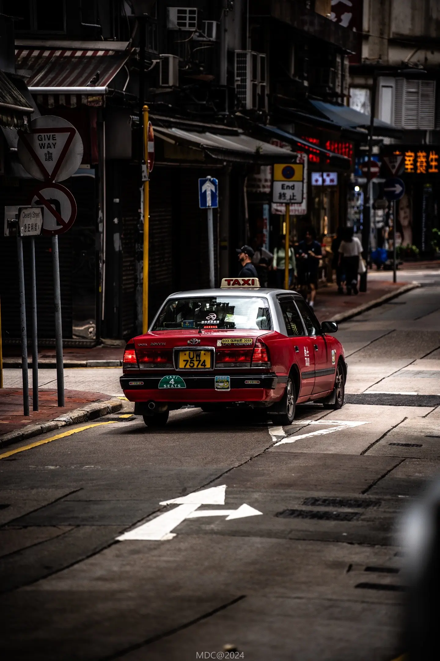 🇭🇰香港街头的的士丨这也太通透了吧。随手就能出片，但是被歧视了，有点不开心#街拍 #香港 #把citywalk拍出电影感 #香港旅游攻略 #旅游