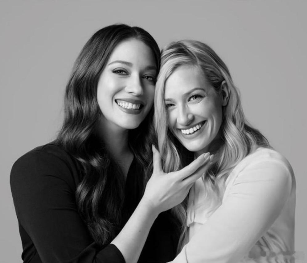 《破产姐妹》Kat Dennings和Beth Behrs重聚合照！ 