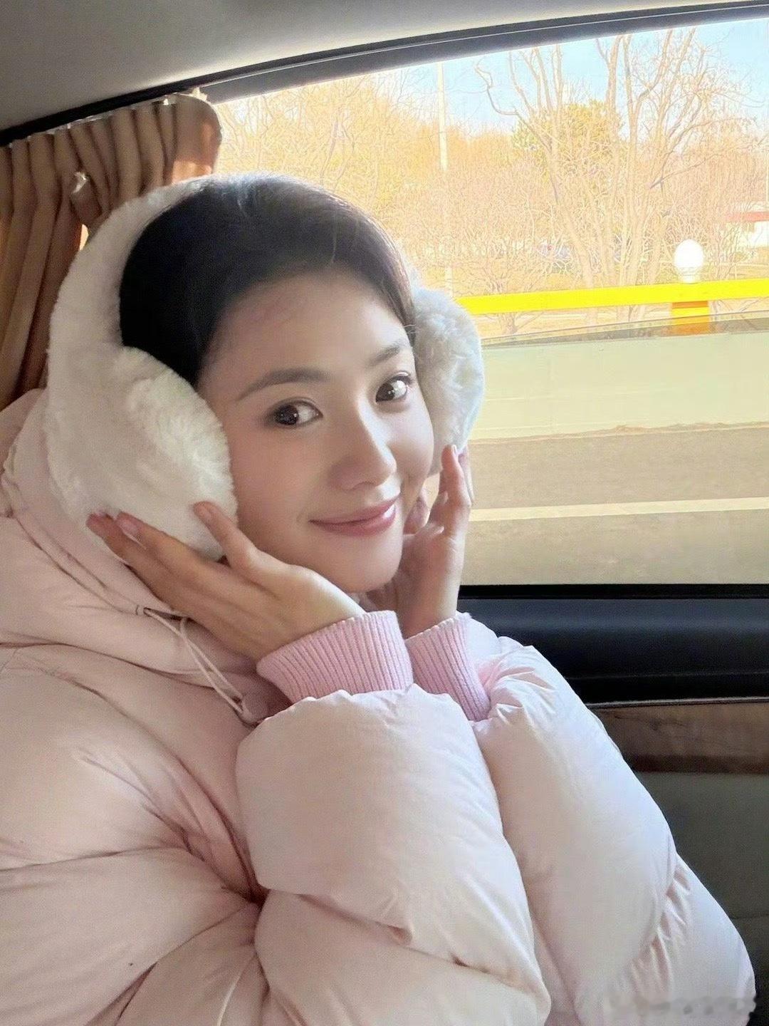 刘浩存拍了初雪刘浩存001神颜！！！这组❄️雪花感好好看😻 