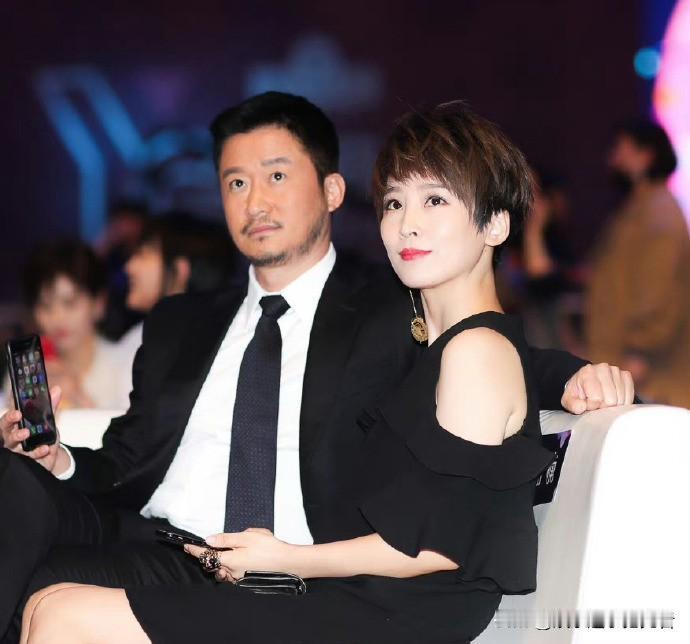 谁说浪漫只存在电影里，现实中的偶遇也可以这么戏剧，尤其是被自己人捕捉到的瞬间。
