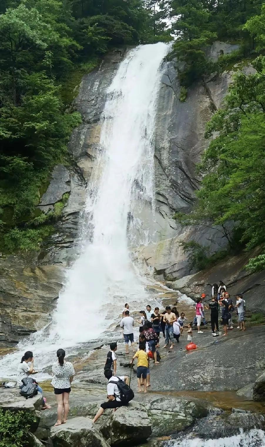 飞流直下破青岑，
溅玉喷珠万斛金。
人在寒潭喧笑里，
疑是银河漂白银。