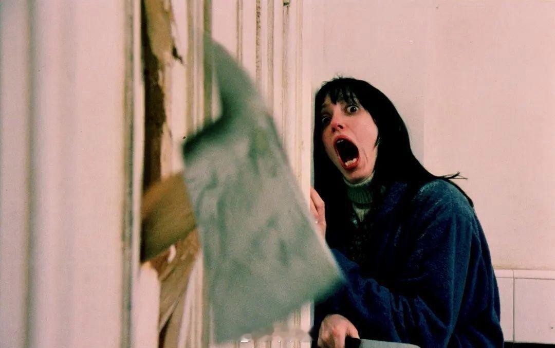 「闪灵」女主谢莉·杜瓦尔曾表示：拍这部戏的时候，因为大部分时间都要保持惊恐的状态