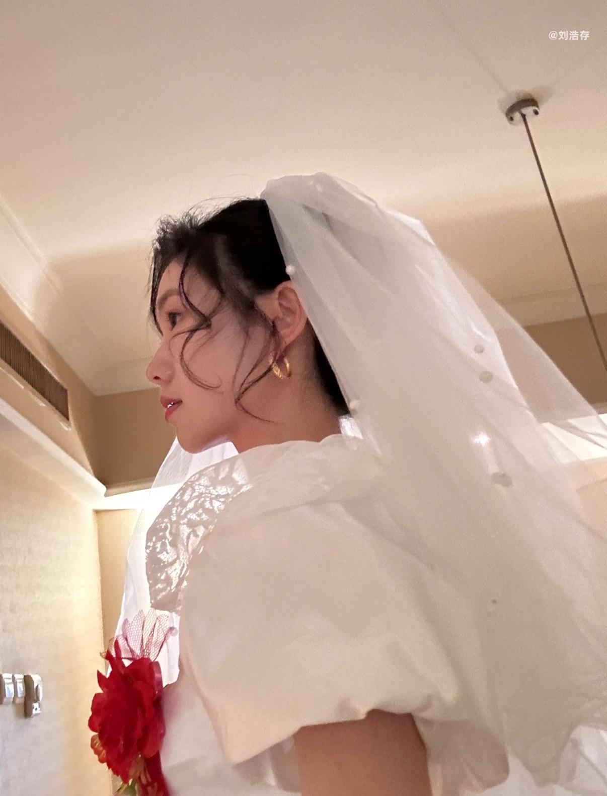 原来还藏了一张婚纱自拍 