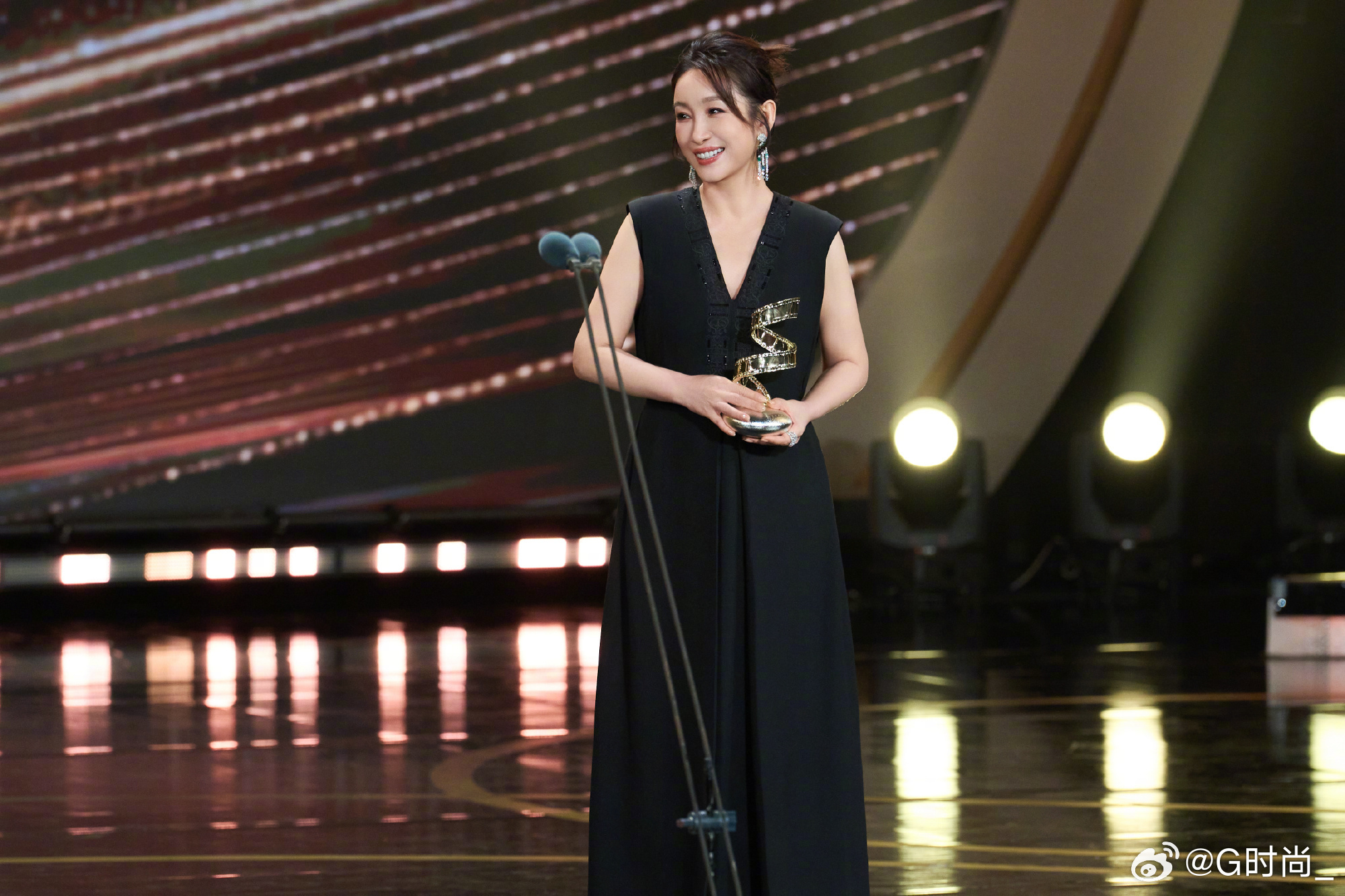 演员秦海璐 身着Hermès 2026晚装系列真丝绉纱卡夫坦长裙，配黑色小牛皮M