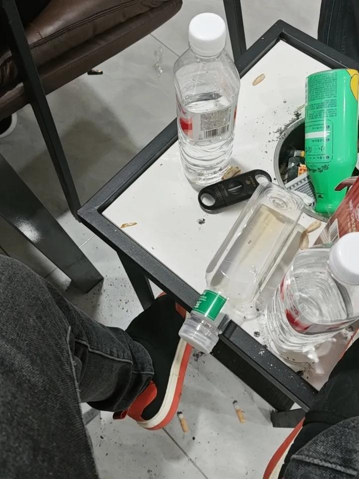 你最喜欢的鞋子是什么样子的我最喜欢的鞋子就是拖鞋，因为穿着舒服，毕竟每天走路，脚