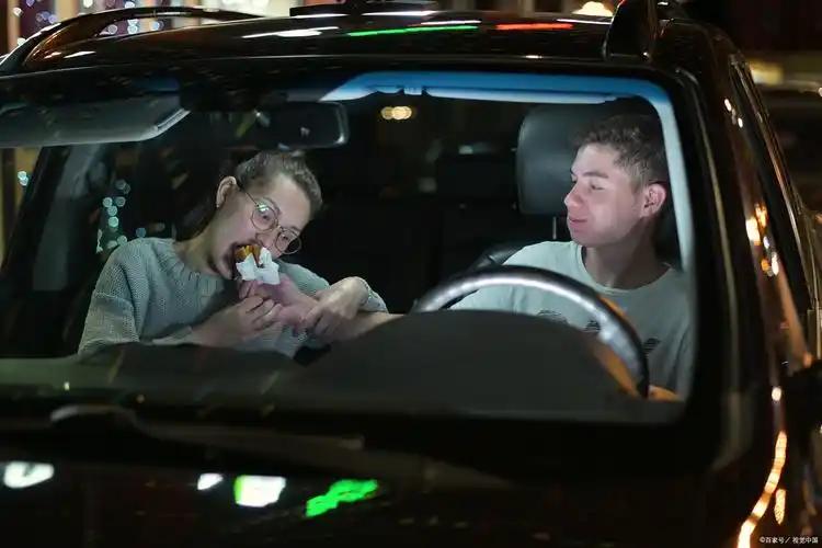 美国那个不准在车里过夜的规定，总算弄明白了！在自家车里睡觉，居然要被罚几百美金甚