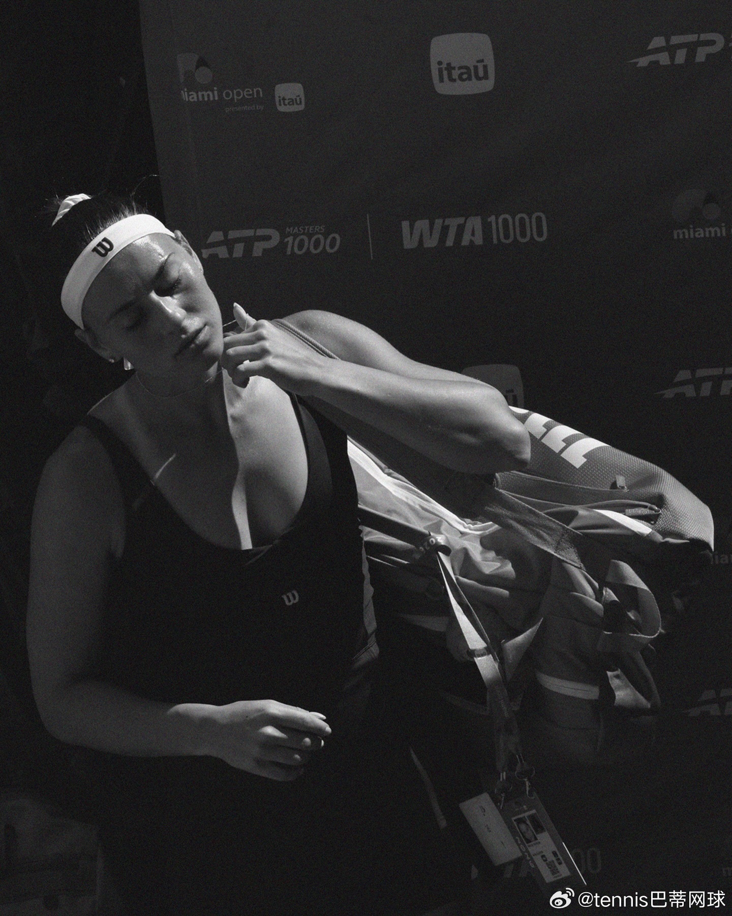 科斯秋克为Wilson代言V领剪裁连衣裙，亮白色底线网球短裤，Ultra V5在