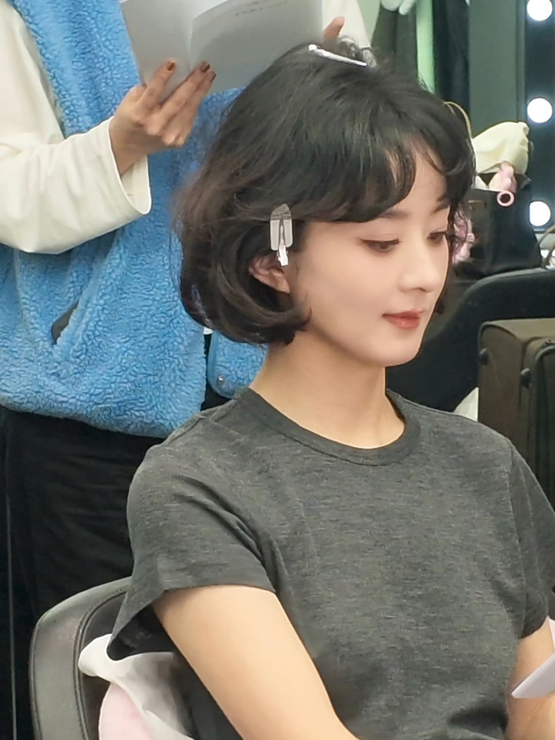 赵丽颖今日营业直播前预备时刻的live 图  好优越的侧脸 ​​​