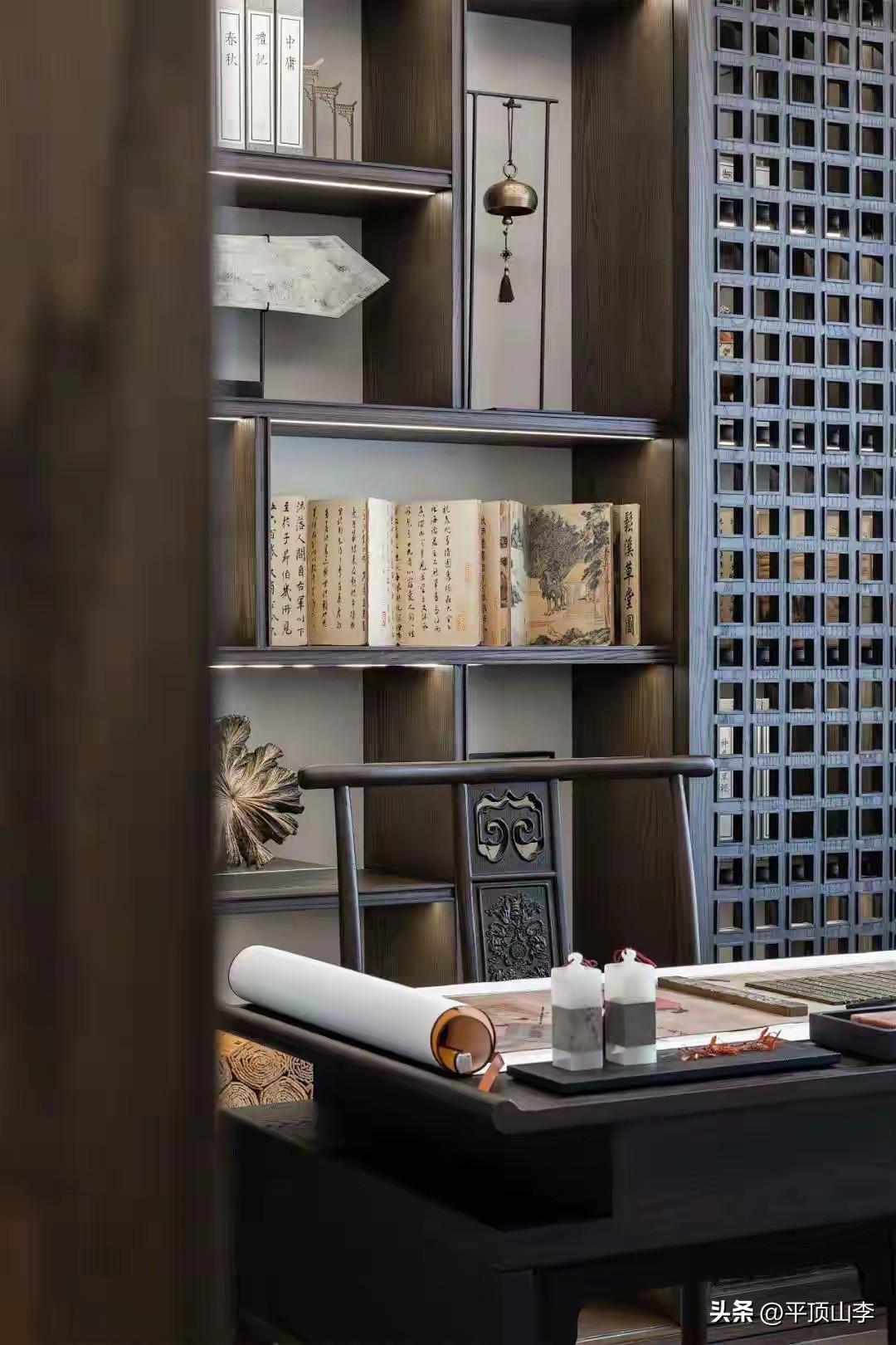 今天难得有空，终于把那个乱了好一阵子的书房彻底归整了一遍。

先收拾书桌。笔归笔